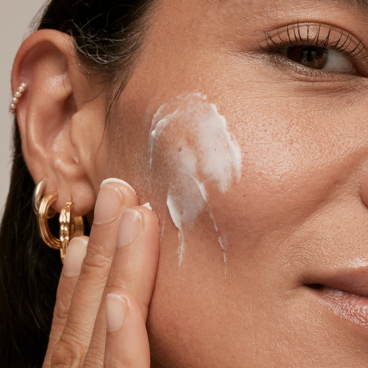 simple-skincare-cleanser-and-ceramide-moisturizer-duo-k5 INKEY_DTC_Bio-ActiveCeramide_Ppage_Model_02_dd0fc443-e441-4e82-ac65-ebe93c1b6365_1.jpg